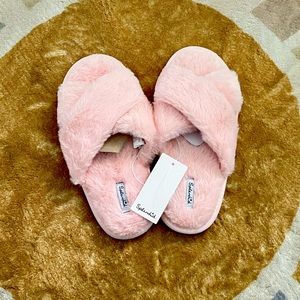 Pink Splendid Fuzzy slippers, brand new with tags!size S/M